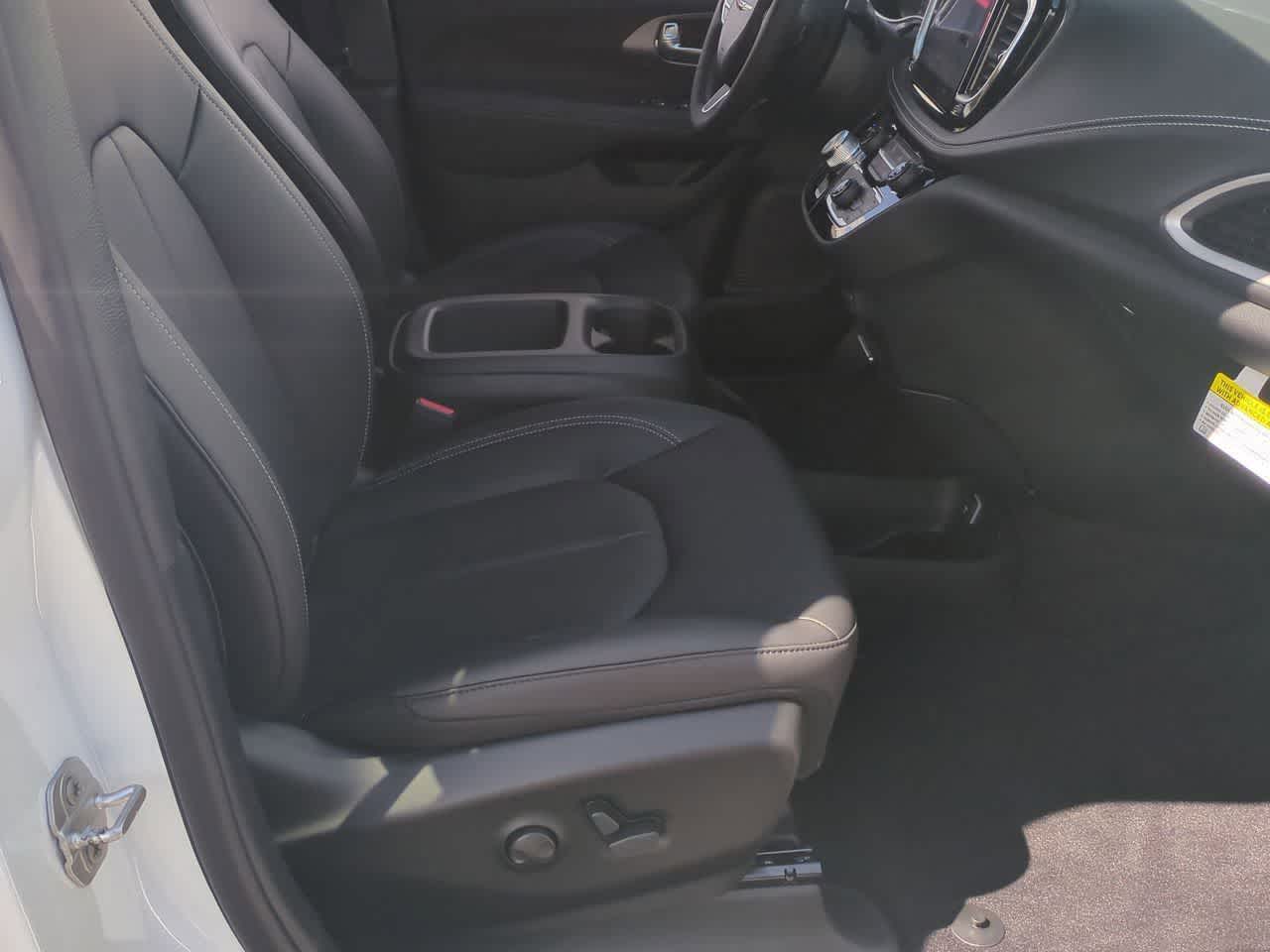 Thumbnail: 2026 Chrysler Pacifica - 22