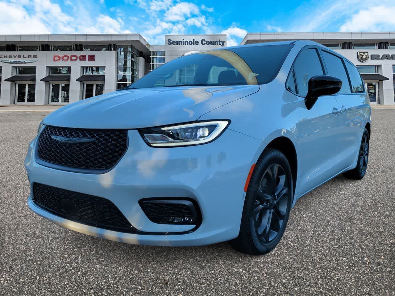 Thumbnail: 2026 Chrysler Pacifica - 4