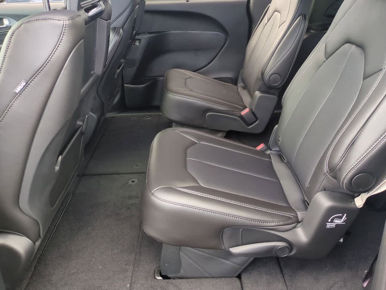 Thumbnail: 2026 Chrysler Pacifica - 18