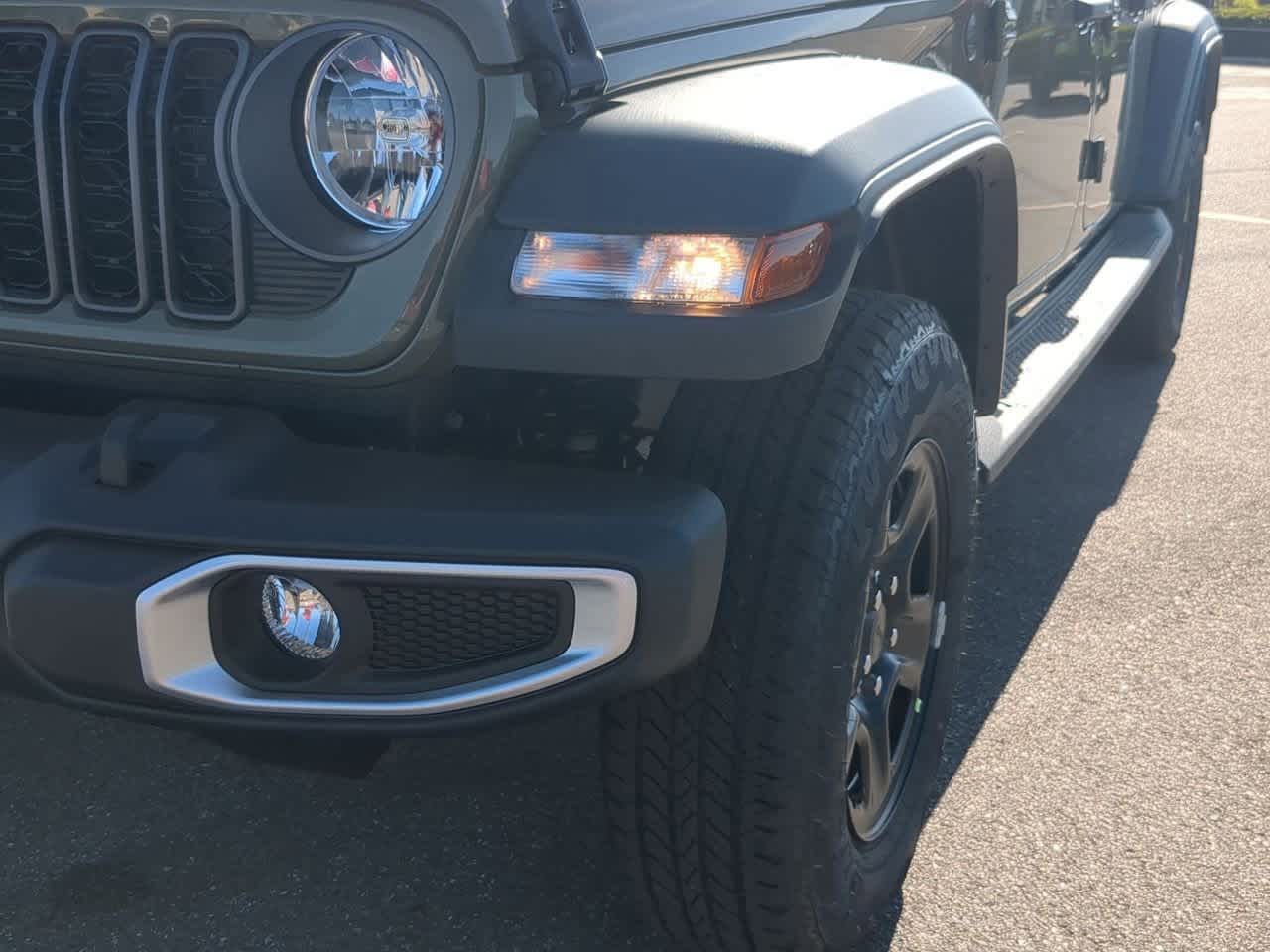 Thumbnail: 2025 Jeep Gladiator - 11