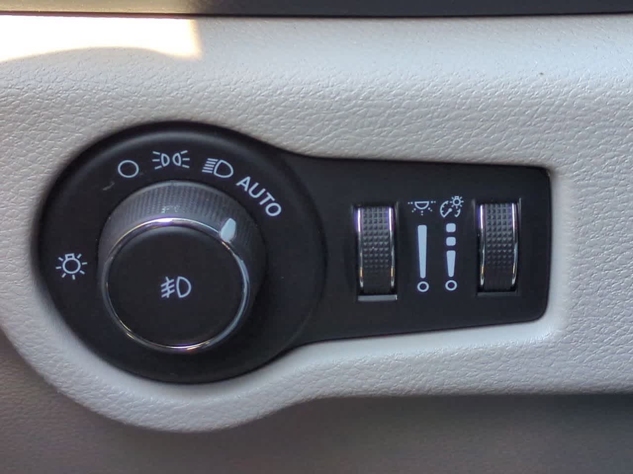 Thumbnail: 2023 Chrysler Pacifica - 17