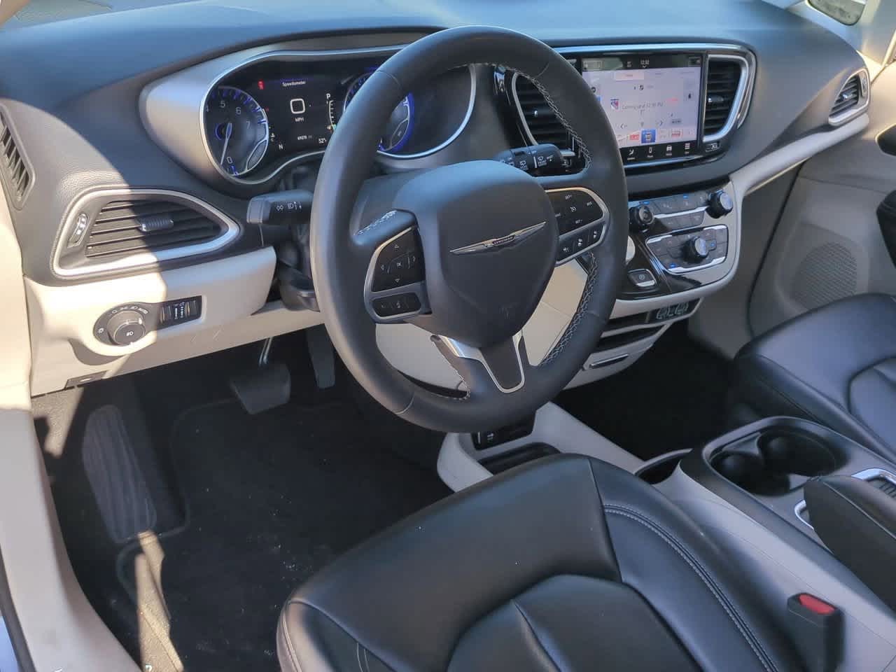 Thumbnail: 2023 Chrysler Pacifica - 10