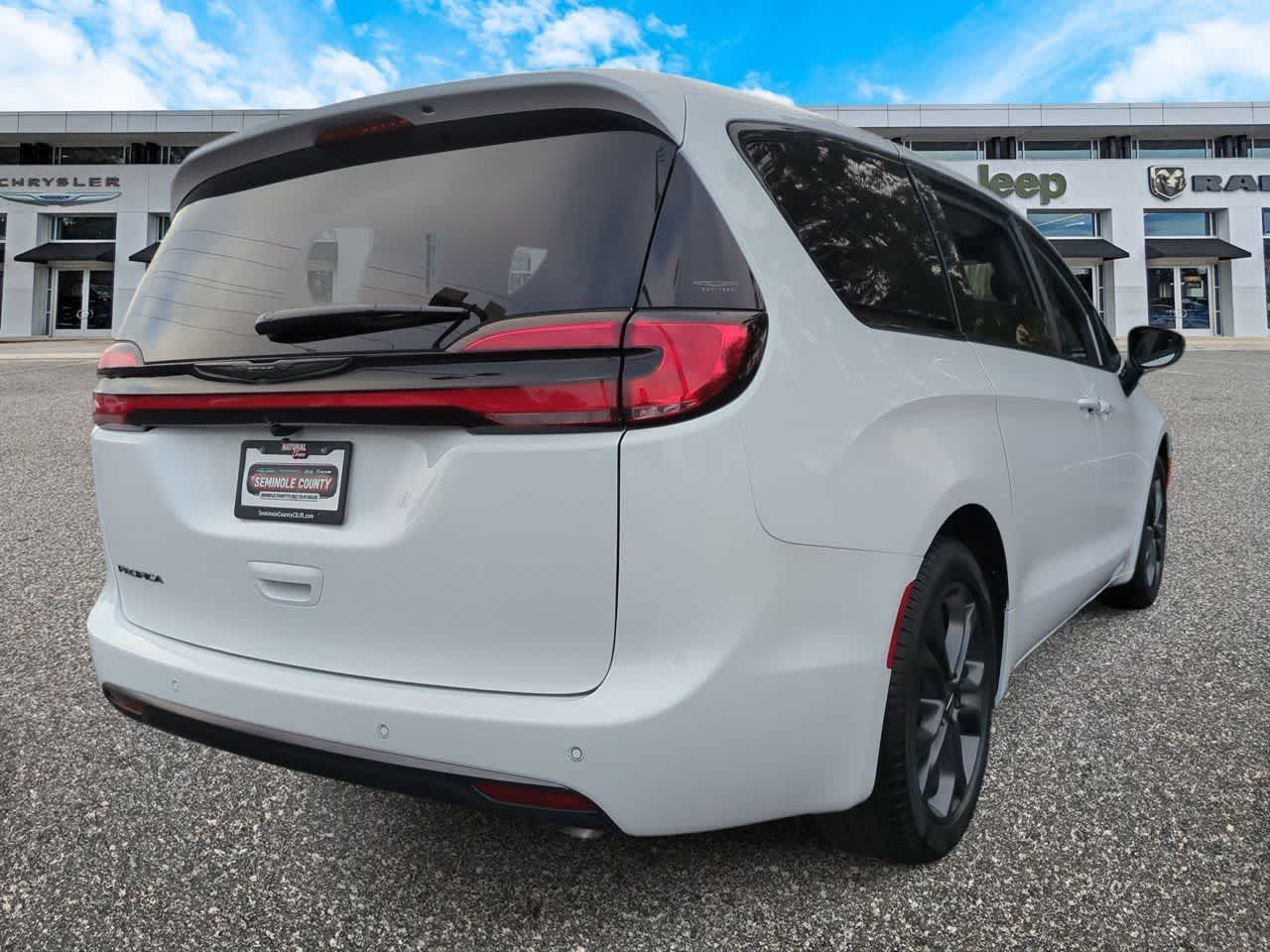 Thumbnail: 2026 Chrysler Pacifica - 8