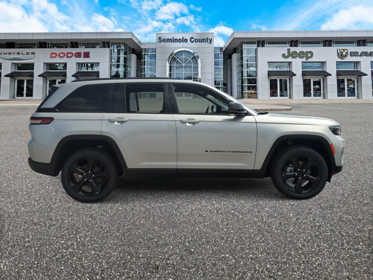 Thumbnail: 2025 Jeep Grand Cherokee - 9