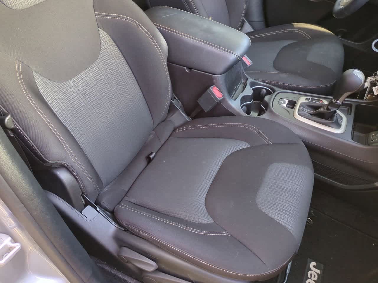 Thumbnail: 2017 Jeep Cherokee - 21