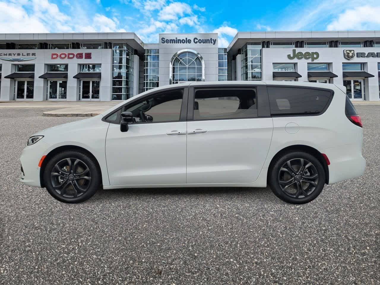 Thumbnail: 2026 Chrysler Pacifica - 5