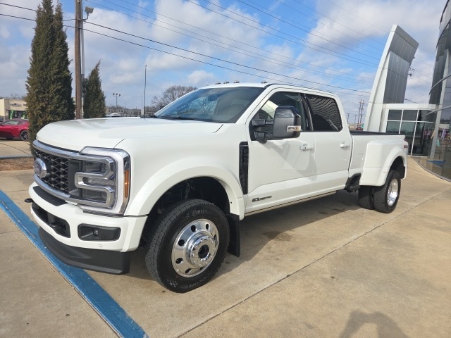 2026 Ford F-450 Super Duty Platinum's photo