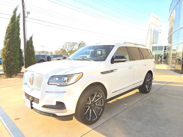 2022 Lincoln Navigator Base's photo