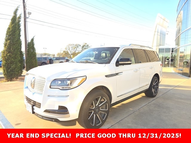 2022 Lincoln Navigator Base's photo