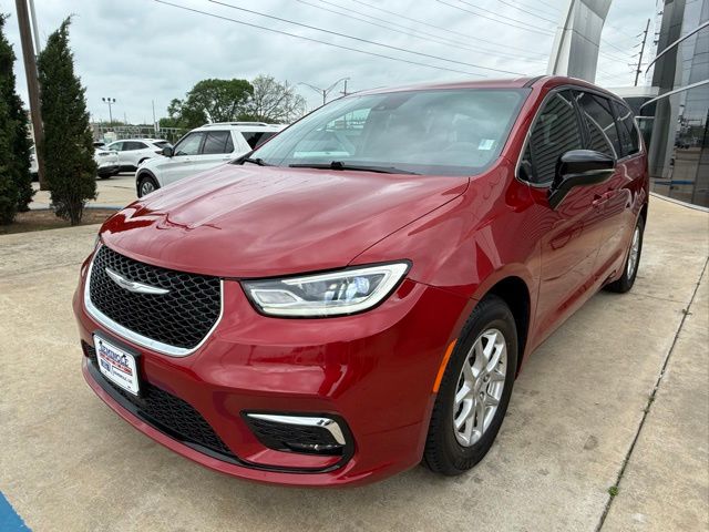 2025 Chrysler Pacifica Select's photo