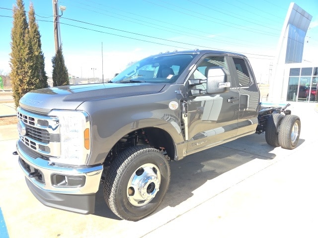 2026 Ford F-350 Super Duty Chassis Cab XL's photo
