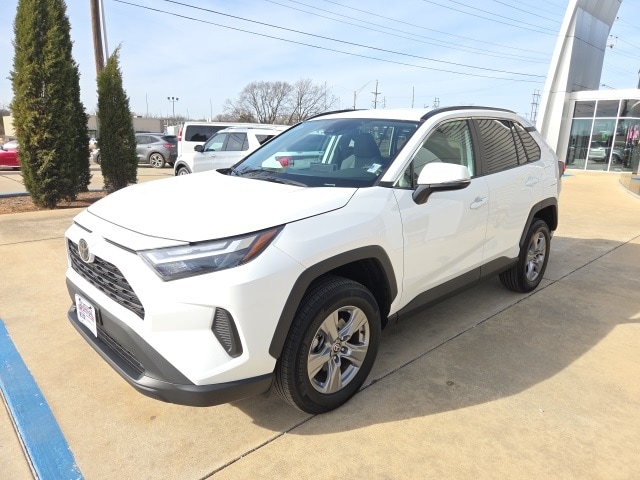 2024 Toyota RAV4 XLE's photo