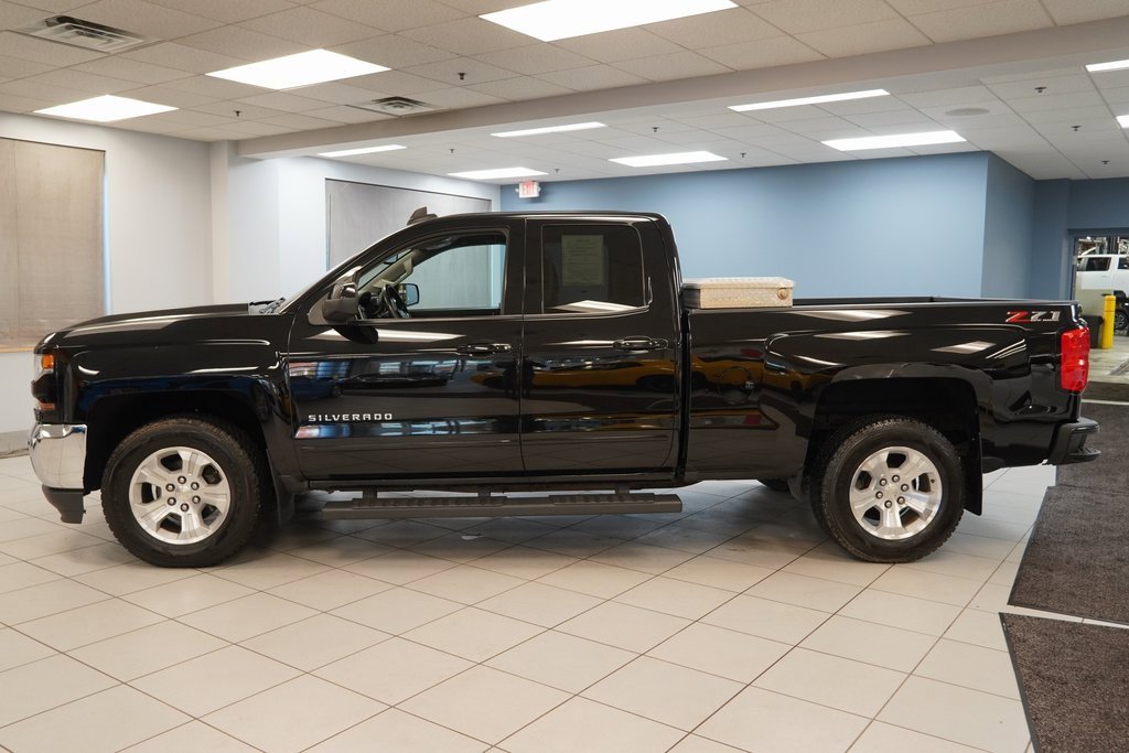 2018 Chevrolet Silverado 1500 LT photo 2