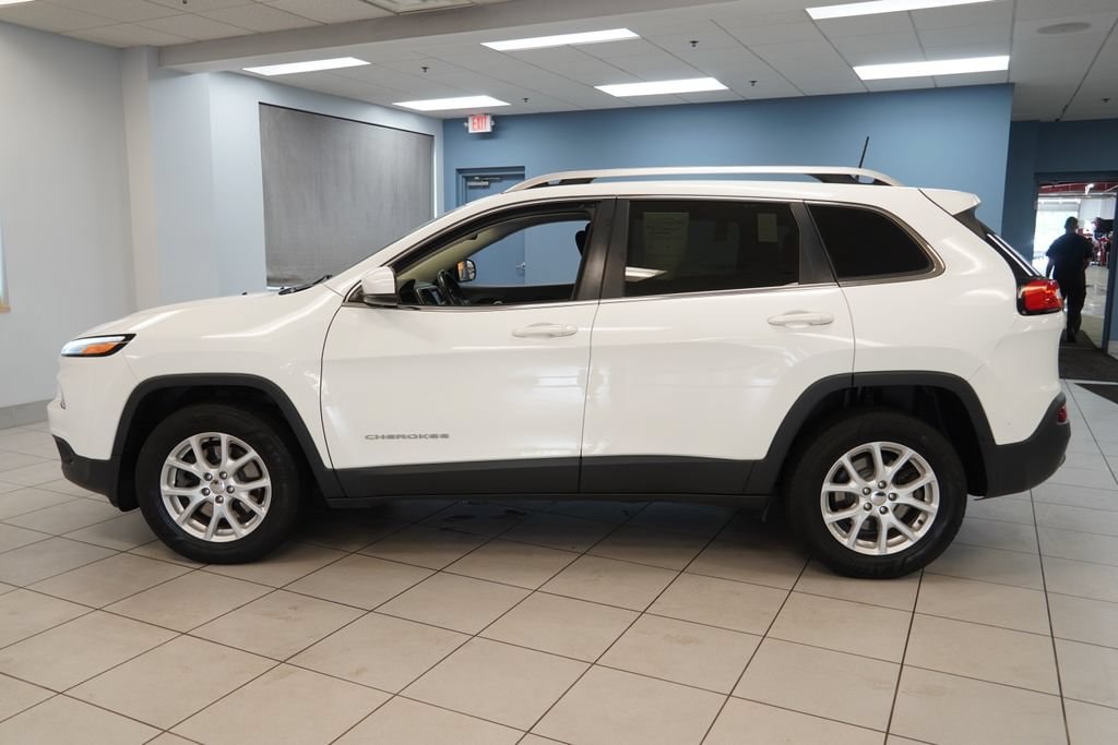 Used 2017 Jeep Cherokee Latitude with VIN 1C4PJMCBXHW565509 for sale in Strongsville, OH