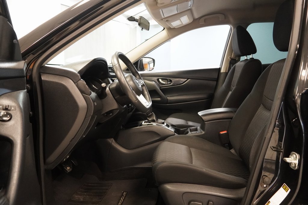 2017 Nissan Rogue SV photo 4