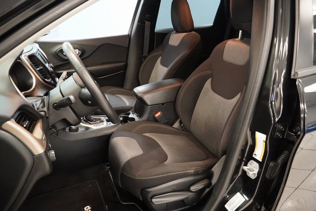 2016 Jeep Cherokee Sport photo 2