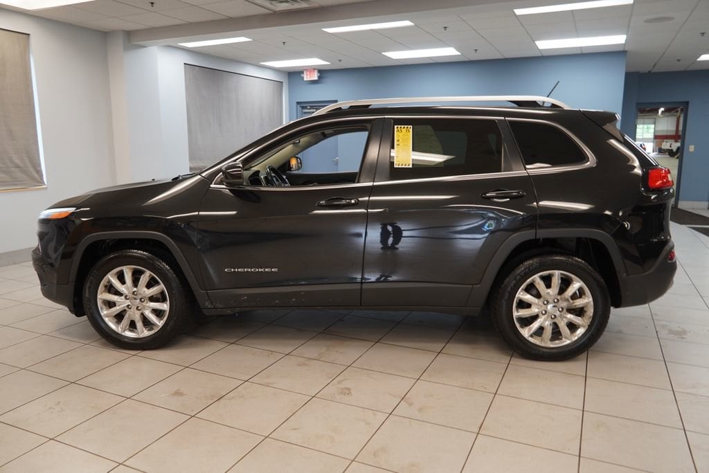 Used 2015 Jeep Cherokee Limited with VIN 1C4PJMDS8FW527238 for sale in Strongsville, OH