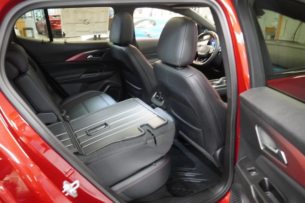 2025 Chevrolet Equinox EV RS - Photo 27