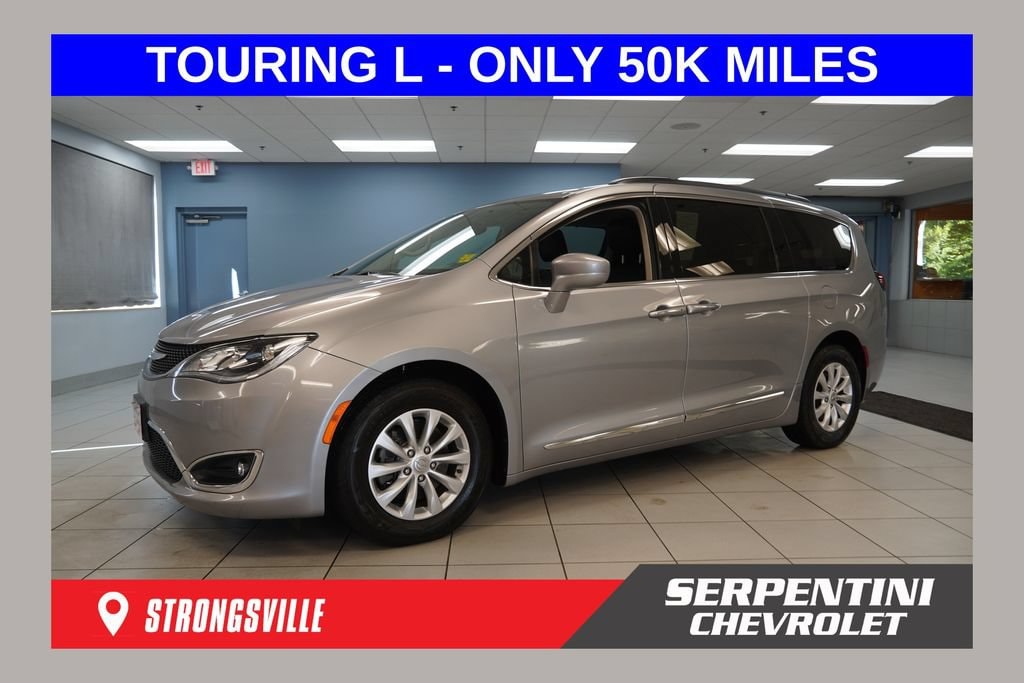 2017 Chrysler Pacifica Touring-L's photo