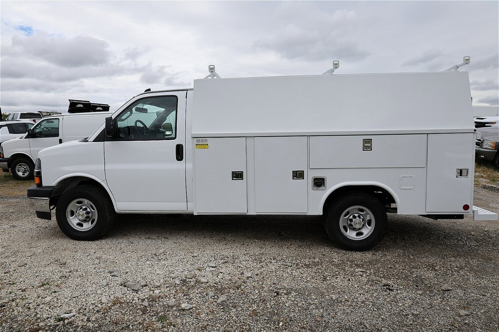 2025 Chevrolet Express 3500 Cutaway Van photo 2