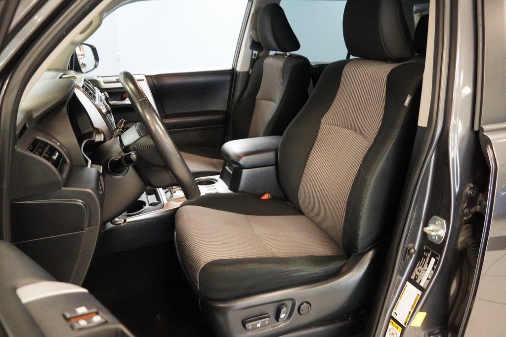 2016 Toyota 4Runner SR5 photo 2