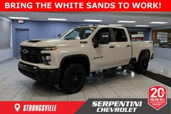 2026 Chevrolet Silverado 2500 HD Custom Truck 4WD Crew Cab Standard Box [NB5, CTT, UH5, G42, VB5, VRD, VRG, VRF, VRH, VRK, J26, K47, NZZ, UY2, VRJ, VRM, VRL, FJW, 2ST, VRN, SLM, U01, VRR, JBP, NK5, 7UX, AZ3, CMD, D72, B30, AQQ, B32, B33, 9AM, 5RC, C59, UHY, UQF, JL1, N33, RSR, GF2, MAH, VT5, VT7, BTM, VSX, LPA, UIR, C67, URC, KW5, F48, KNP, 4AA, NLR, 5ST, CWK, PPW, QK1, 1SZ, UJN, 6UX, TQ5, WNO, X88, FE9, UBJ, A2S, 8AM, AKO, AL0, 1CX, L8T, 2NF, H0U, MKM, QT2, U2K, UKJ, VV4, T8Z, SP9, CPL, G80, AU3, J61, DBG, RVS, 0ST, 4ST, UDC, BWN, AED, UE1, D31, UE4, YM8, 1NF, AEQ, N79, 5FC, AVI, V76, Z71, EF7, UMN, SAF, A60, BPH, IVN, UVB, A68, E63, UEU, QF9, JHD, K1O, SB7, SRI, 3ST, N06, Z82, SRW, UFL, KC5, TDM, KC4, CKF, T4A, NQF, V8D, GT4, ZYG, IOR, K34, A7E, AXG, U73, VYU, AXK, AY0]