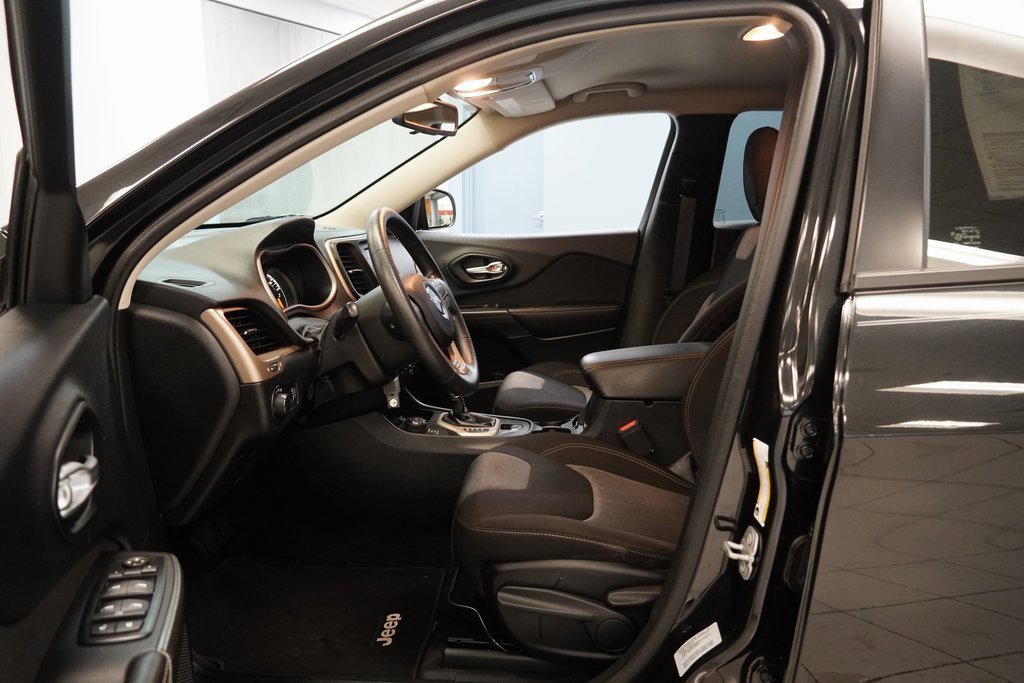 2016 Jeep Cherokee Sport photo 3