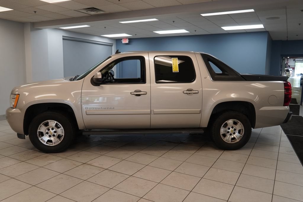Used 2008 Chevrolet Avalanche LS with VIN 3GNEC12018G274158 for sale in Strongsville, OH