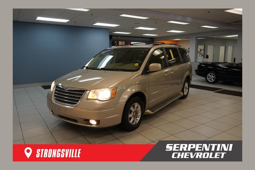 2009 Chrysler Town & Country Touring's photo