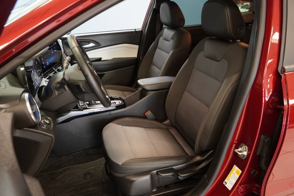 Used 2025 Chevrolet Trax LT SUV