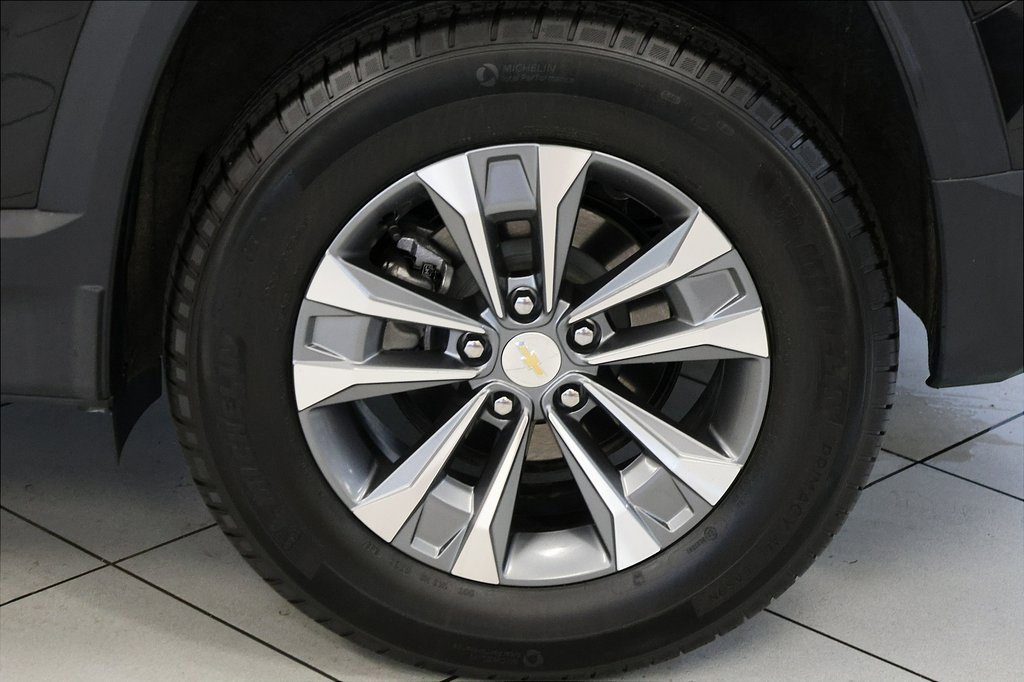 2025 Chevrolet Equinox LT photo 3