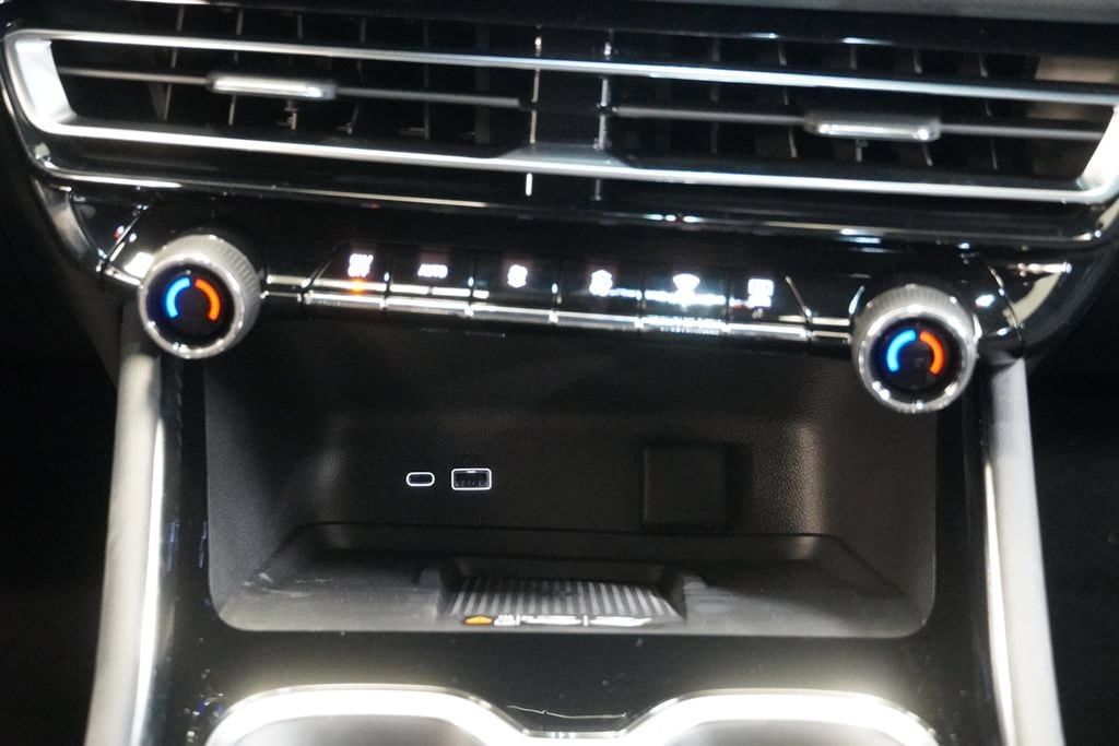 2027 Chevrolet Traverse LT - Photo 20