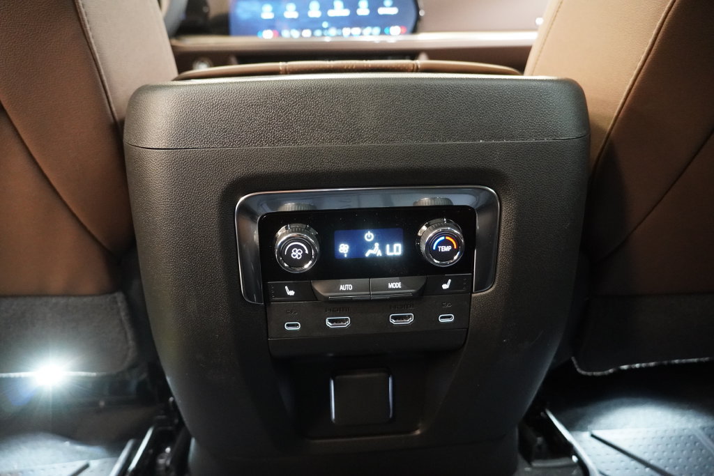2027 Chevrolet Suburban High Country - Photo 33