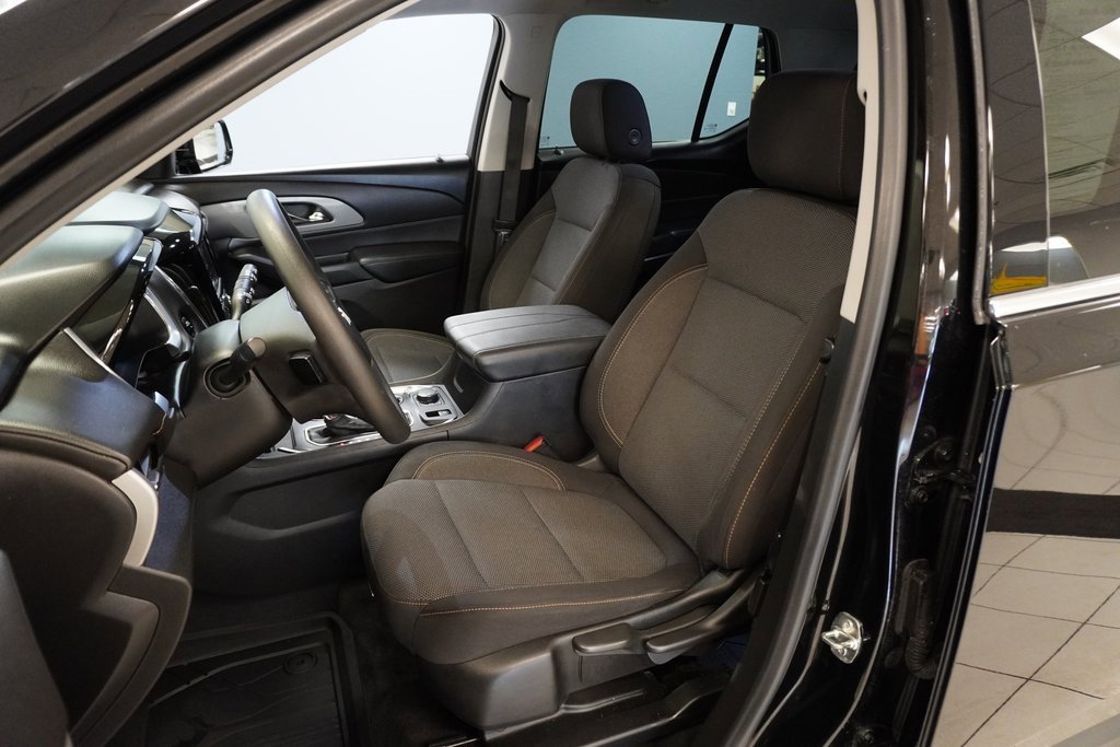 2020 Chevrolet Traverse LS photo 2
