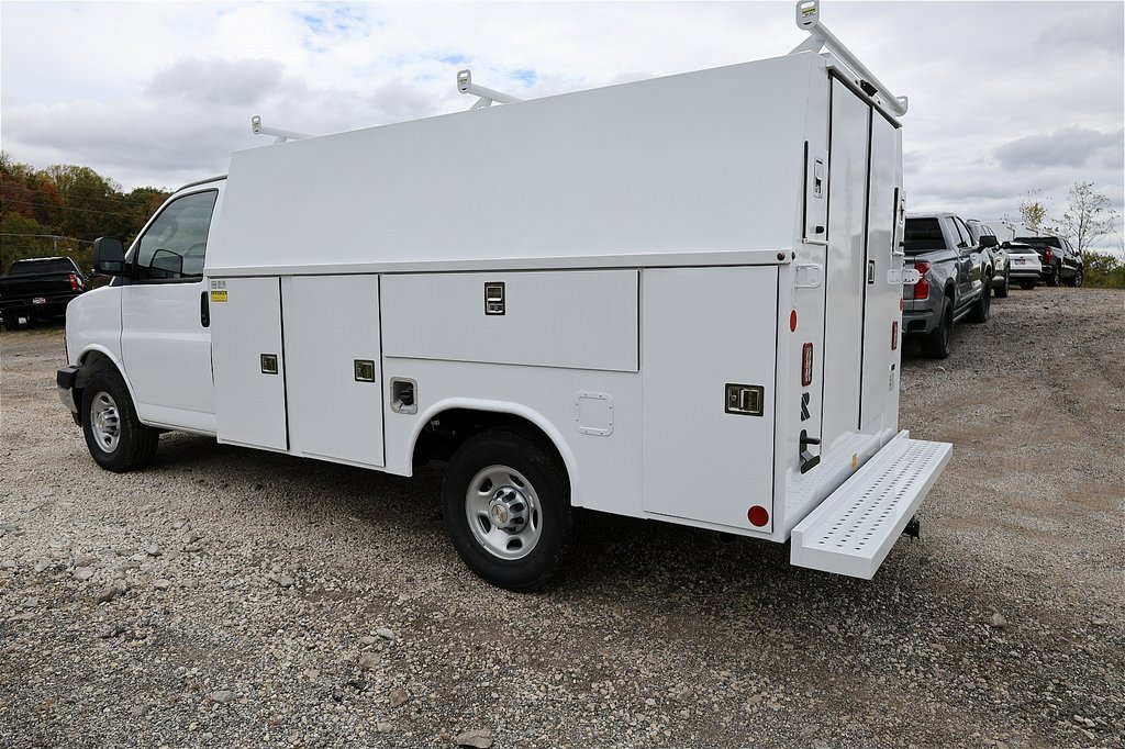 2025 Chevrolet Express 3500 Cutaway Van photo 4