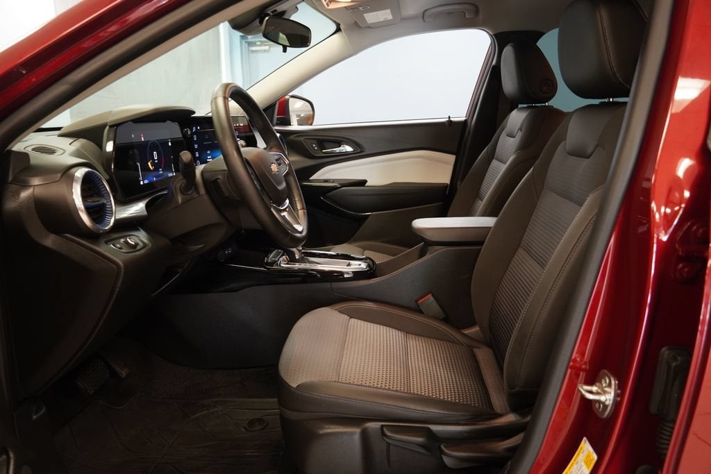 Used 2025 Chevrolet Trax LT SUV