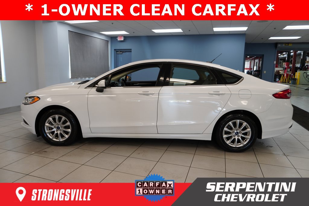 2017 Ford Fusion S photo 2
