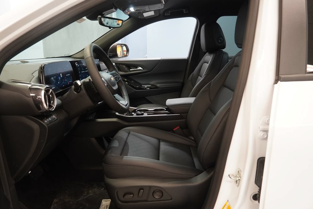 2027 Chevrolet Equinox LT - Photo 4