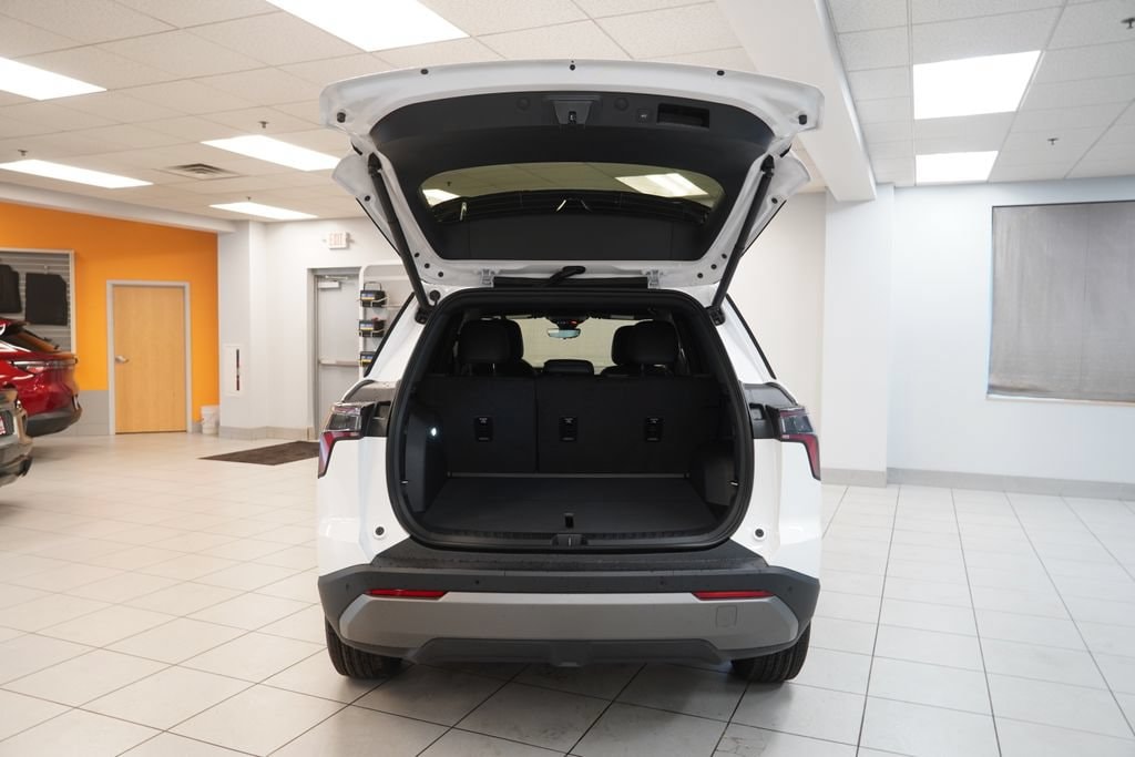 2027 Chevrolet Equinox LT - Photo 8