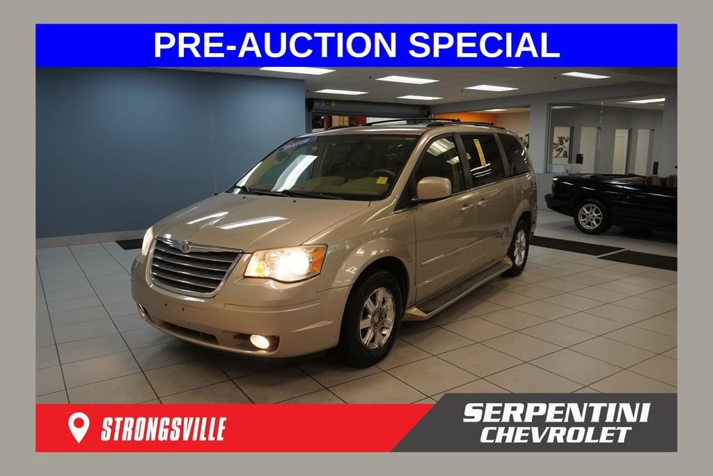 2009 Chrysler Town & Country Touring's photo