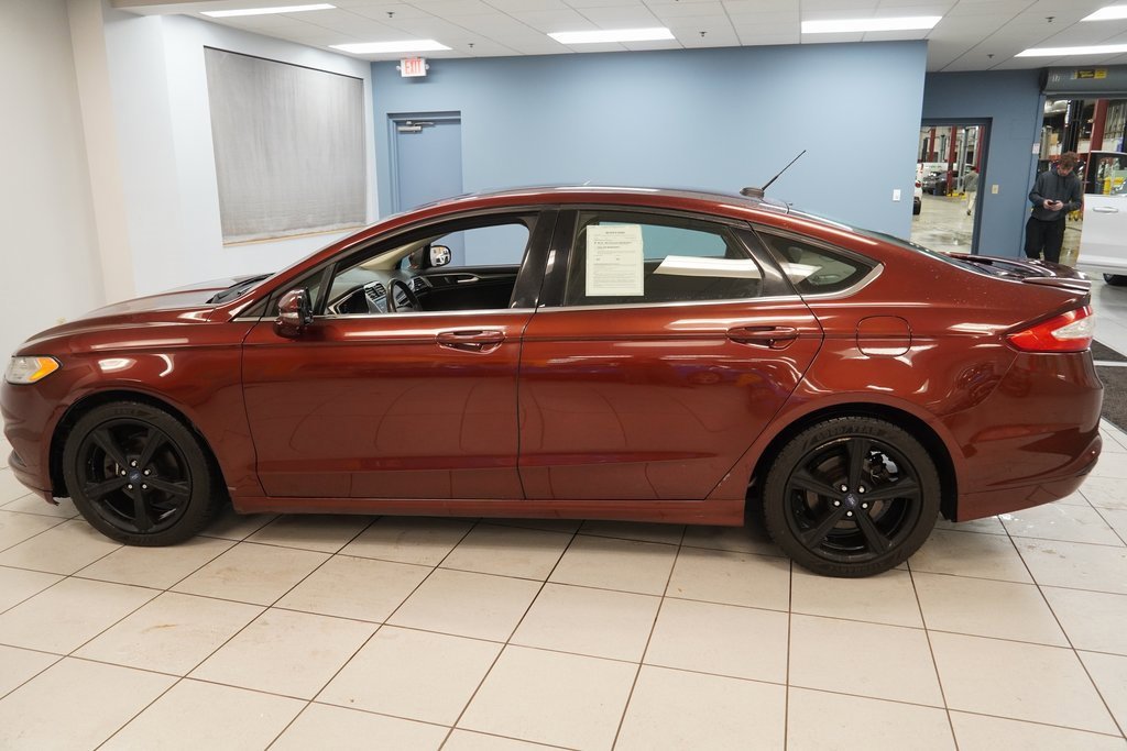 2016 Ford Fusion SE photo 2