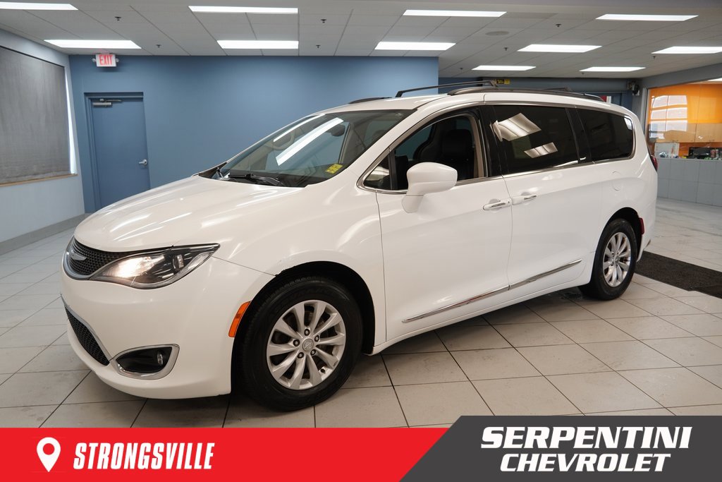 2017 Chrysler Pacifica Touring-L's photo