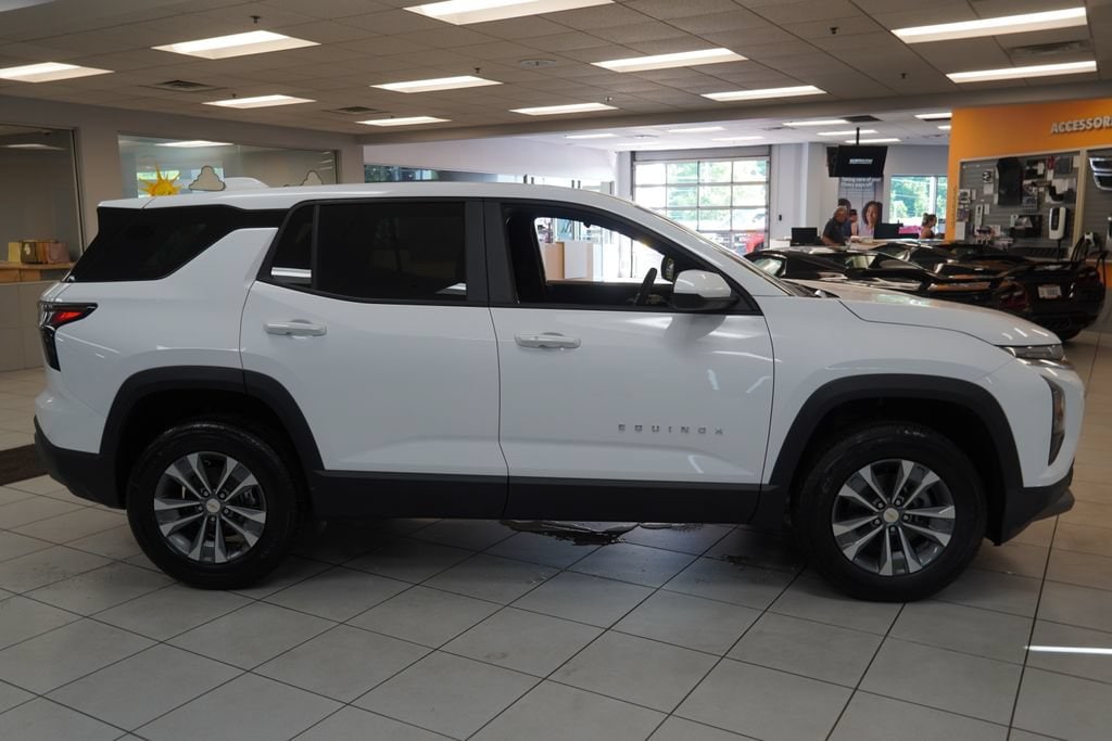2027 Chevrolet Equinox LT - Photo 14