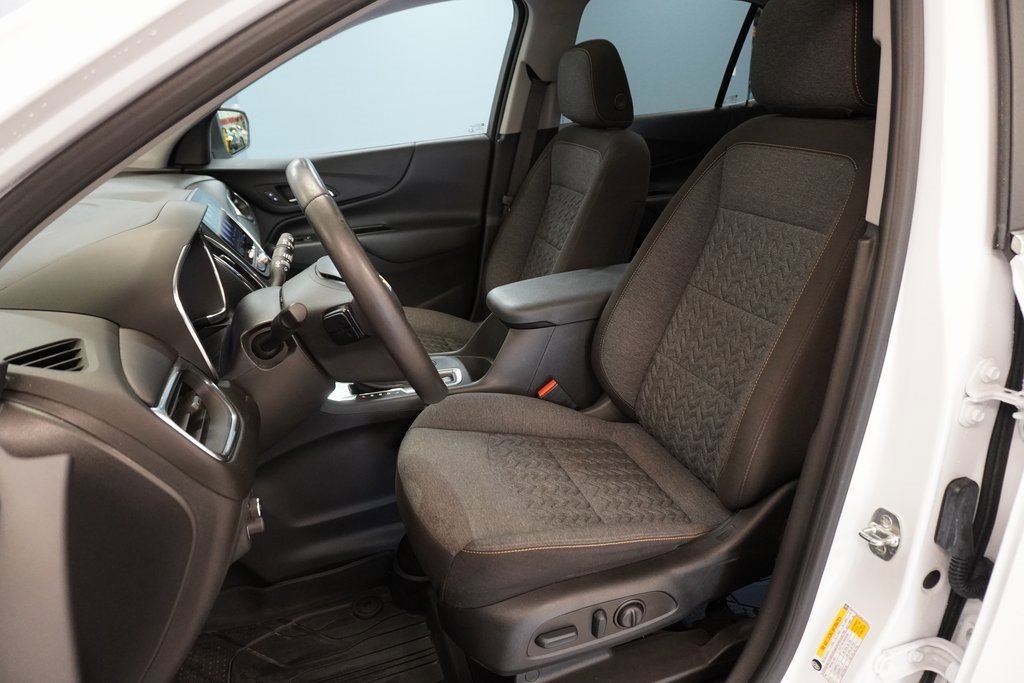 2022 Chevrolet Equinox LT photo 2
