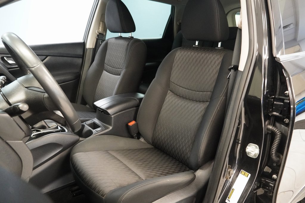2017 Nissan Rogue SV photo 3
