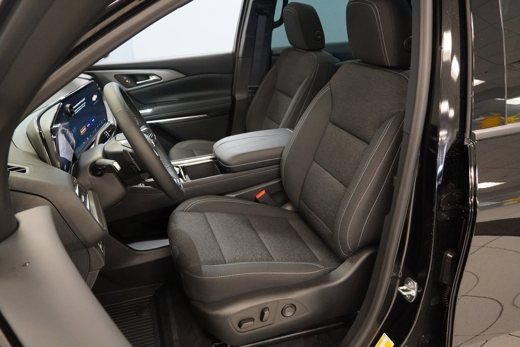 2026 Chevrolet Traverse photo 2