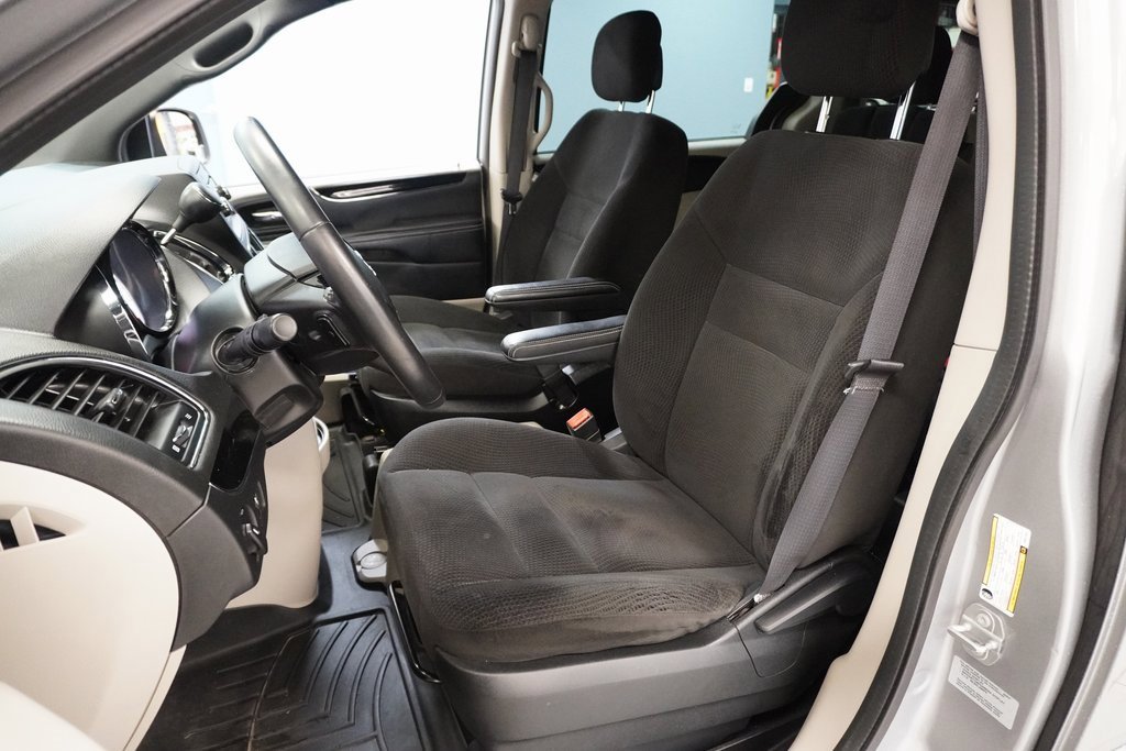 2017 Dodge Grand Caravan SE Plus photo 3