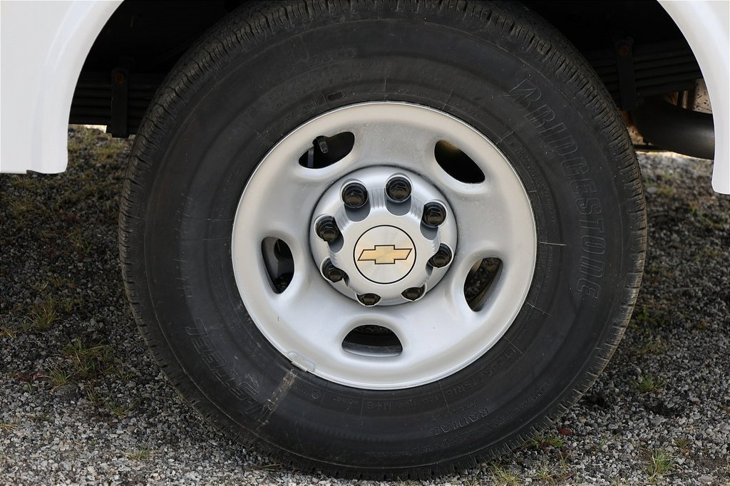2025 Chevrolet Express 3500 Cutaway Van photo 2