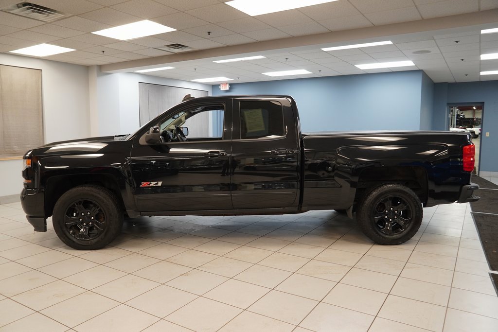2017 Chevrolet Silverado 1500 LT photo 2
