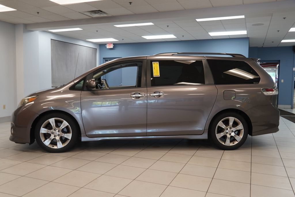 Used 2013 Toyota Sienna SE with VIN 5TDXK3DC6DS393519 for sale in Strongsville, OH